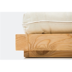 Dettaglio letto Ikada in legno di cedro massiccio