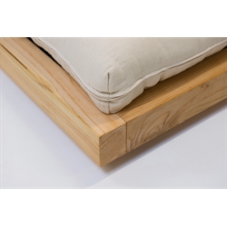 Dettaglio letto Ikada in legno di cedro massiccio