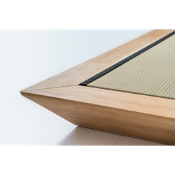 Dettaglio letto Yutaka in legno di rovere, con tatami