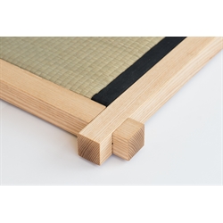 Dettaglio letto a pedana Koro con tatami, in legno massello di cedro