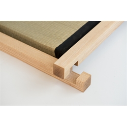 Dettaglio letto a pedana Koro con tatami, in legno massello di cedro