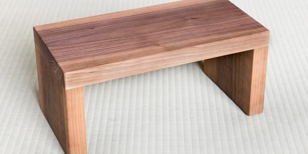 Comodino in legno massiccio artigianale Hako