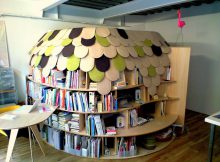 Letti in legno: igloo di libri
