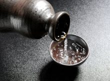 Bere il sake giapponese