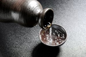 Bere il sake giapponese