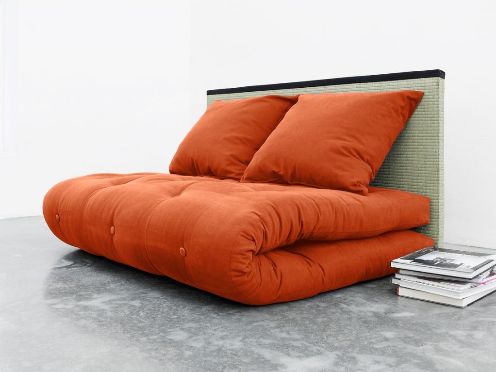 divano letto formato da un futon, due cuscini e un tatami