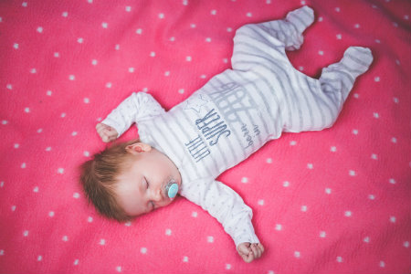 Bambino su materasso in lattice