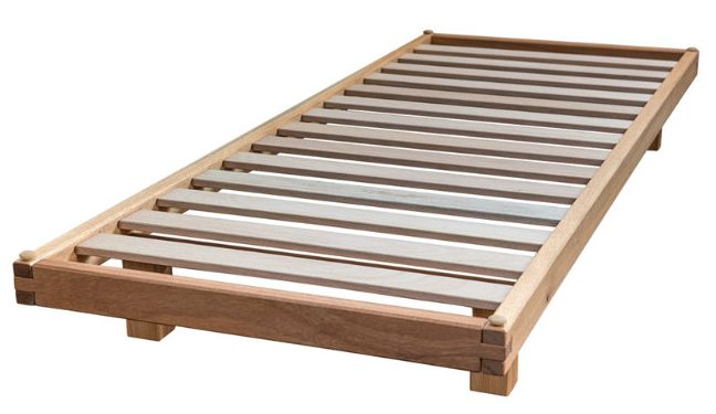 Il letto a doghe Bio Wood, qui in versione naturale.